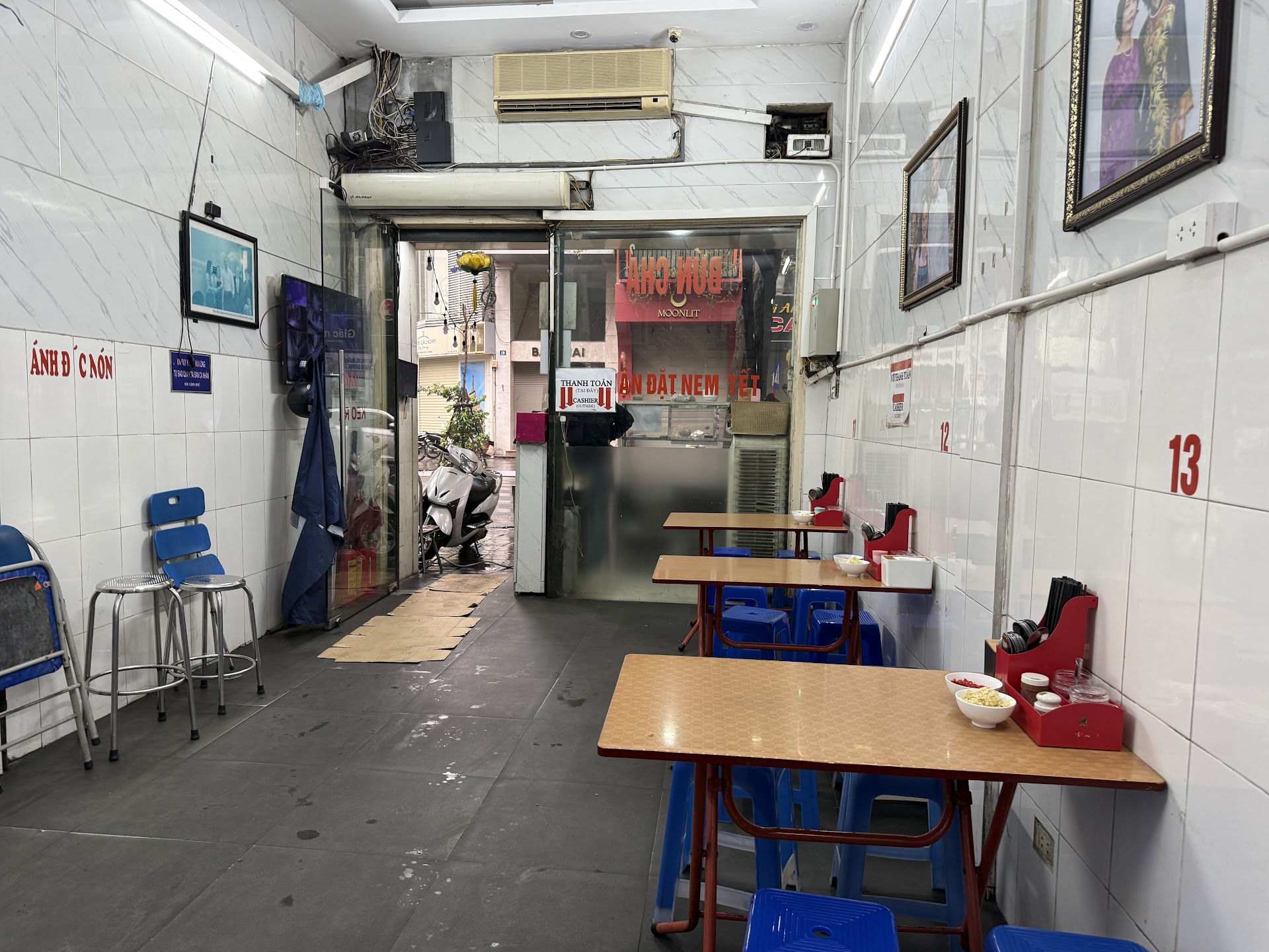 El almuerzo que define Hanói: bún chả a pie de calle en Hoàn Kiếm